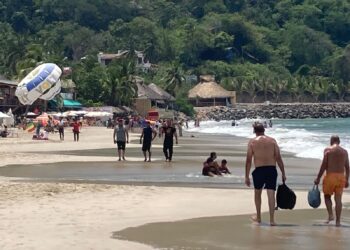 Mejoró la presencia de turismo en fin de semana largo en Zihuatanejo y Puerto Vicente Guerrero