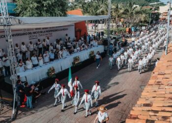 5 mil 200 personas participaron en desfile cívico militar de Zihuatanejo; en Petatlán no hubo grito, ni desfile