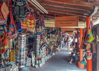 Pequeños negocios reportan bajas ventas por puente patrio en Zihuatanejo