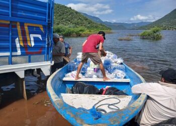 Vecinos de Coahuayutla colectan ayuda para comunidades afectadas por los ríos
