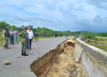 Gobierno de Petatlán rehabilita camino Cabritero-Soledad de Maciel