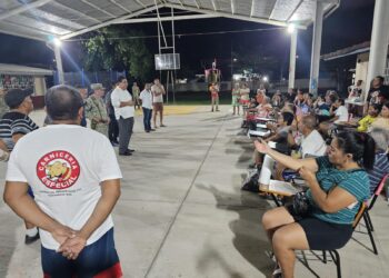 Alcalde de La Unión apoya a damnificados por inundaciones en El Naranjito