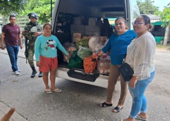 DIF de La Unión continúa llevando ayuda alimentaria a familias afectadas por inundaciones.