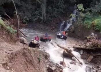 A 10 días de John continúan dañados los caminos en la sierra de Petatlán y Coyuca Catalán