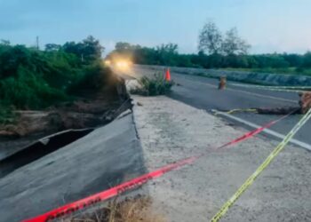 Cierran un carril en puente Arroyo Seco de Petatlán, temen daños estructurales