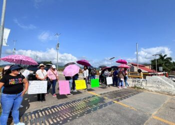 Bloquean carretera Acapulco-Zihuatanejo en Coyuca de Benítez; exigen salida de intendente