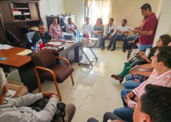 José Popoca Martínez se reúne con el sector educativo de Petatlán