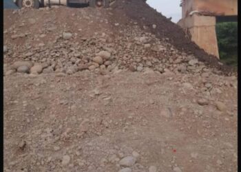 Gobierno de Coahuayutla repara puente vehicular de la Junta de los Ríos en la Unión