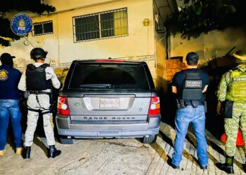 FGEGuerrero, Ejército Mexicano y Guardia Nacional, aseguran más de 80 dosis de presunta droga y recuperan un vehículo con reporte de robo en el municipio de Acapulco.