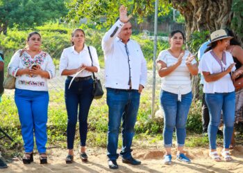 GOBIERNO MUNICIPAL DE PETATLÁN INICIA CON LA REHABILITACIÓN DE CAMINOS RURALES Y DE TERRACERIA QUE CONDUCEN A LOS PANTEONES MUNICIPALES PREVIO A LA TEMPORADA DE DIA DE MUERTOS.