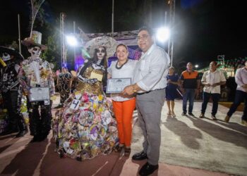 Con éxito, celebran Día de Muertos en La Unión con altares, concurso de catrines y ambiente familiar