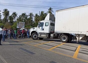 Habitantes de la Tierra Caliente bloquean carretera Acapulco-Zihuatanejo, señalan censo selectivo a los afectados por el huracán John 