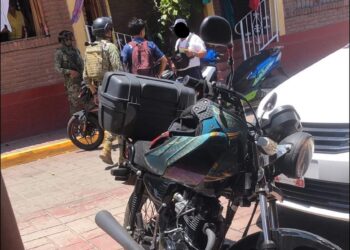 Incrementa la venta de cascos ante constantes retenes de motos en Zihuatanejo