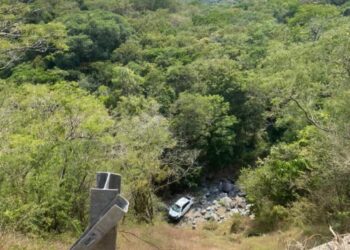 Vuelva vehículo en Coahuayutla; fallece una persona y dos están graves