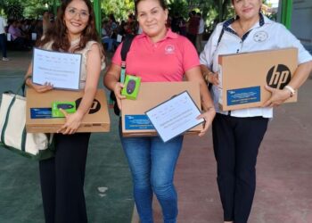Entrega SEG y BBVA laptops a maestros afectados por el huracán Otis
