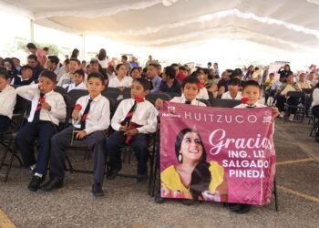 Fortalece el gobierno del estado la educación con la entrega de equipamiento a escuelas de nivel básico