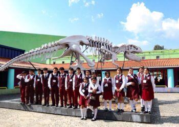 Alumnos de Xochihuehuetlán realizan viaje a la capital del estado para conocer la cultura e historia de Guerrero