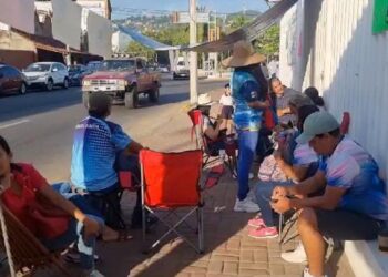 Por segundo día consecutivo, maestros de Educación Especial toman Finanzas y Registró de la Propiedad en Zihuatanejo