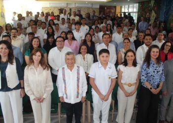 Asiste titular de la SEG al informe sobre programa de apoyo de becas para estudiantes y computadoras donadas por BBVA