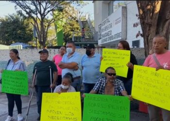 Familiares y pacientes de la Clínica de Hemodiálisis protestan por falta de sesiones