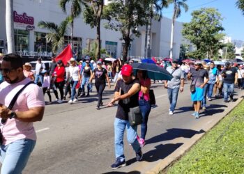 Gobierno de Guerrero atiende a manifestantes de la CETEG en la marcha de Acapulco