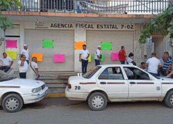 Transportistas toman la Agencia Fiscal Estatal en Atoyac