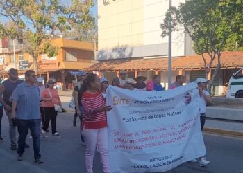 Maestros de Zihuatanejo realizan marcha para exigir mejores condiciones laborales y económicas