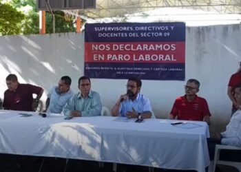 Maestros de Zihuatanejo realizan marcha para exigir mejores condiciones laborales y económicas