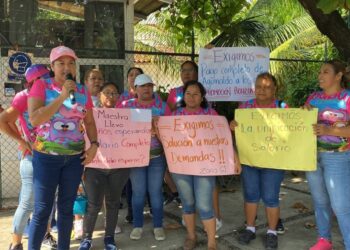 Maestros de Zihuatanejo toman oficinas de FIBAZI, SAT y Finanzas