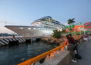 Llega al puerto de Acapulco el primer crucero del 2025, MS Náutica con más mil personas a bordo