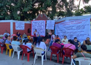 Padres de familia toman la secundaria “Caritino Maldonado Pérez”, respaldan movimiento de los docentes
