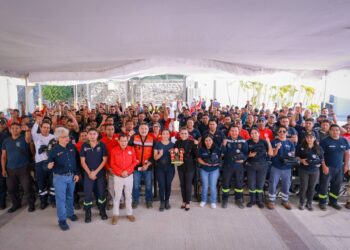 Evelyn Salgado fortalece la Protección Civil con uniformes para brigadistas y bomberos de Guerrero