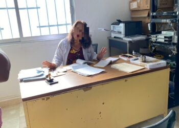 Denuncian a doctora del ISSSTE Petatlán por agredir físicamente a un familiar de paciente