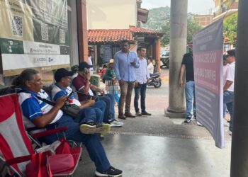 Maestros independientes del SNTE bloquean tres oficinas de gobierno; no hay solución a peticiones señalan