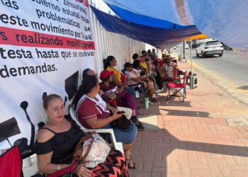 Maestros independientes del SNTE bloquean tres oficinas de gobierno; no hay solución a peticiones señalan