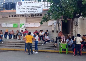 Maestros de Atoyac en paro por tercer día consecutivo por falta de pago.