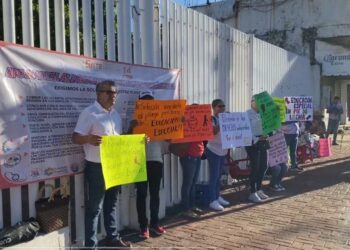 Maestros de Educación Especial toman nuevamente instalaciones de Finanzas en Zihuatanejo, mantienen paro laboral