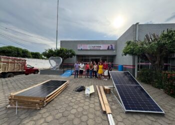 Lety Armenta entrega bomba de riego y paneles solares a campesinos de Petatlán