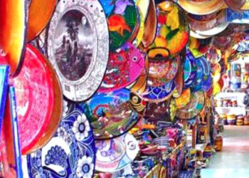Turistas del interior de la república buscan souvenirs en las artesanías de Zihuatanejo