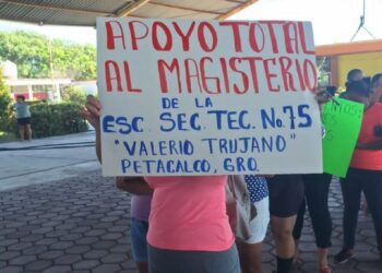 Padres de familia toman secundaria en Petacalco, acusan a la SEG de no resolver nombramientos