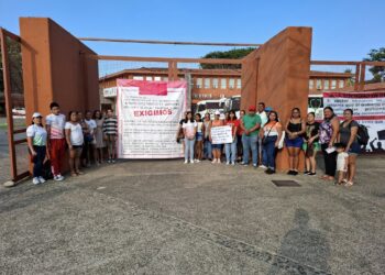 Maestros de la secundaria #186 Adolfo López Mateos se manifiestan para exigir maestros y personal de apoyo