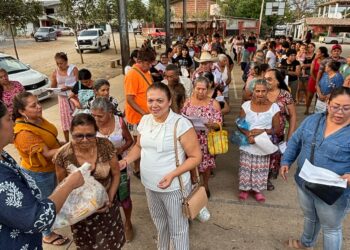 Cerca de 200 familias reciben despensas alimenticias en Los Llanos de Temalhuacán