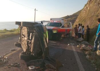 Se registra volcadura de vehículo en El Calvario, Petatlán; se reporta un lesionado