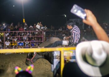Espectacular noche de comedia y Jaripeo-Baile deslumbra en la Expo Feria “San Felipe de Jesús” en La Unión