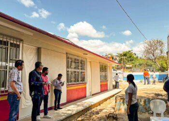 Pese a no estar listos los salones, alumnos regresan al CAM de Petatlán