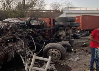 Tráiler de doble remolque pierde el control y vuelca en la autopista Siglo XXI