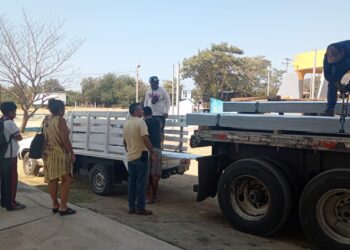 Maricarmen Cabrera entrega láminas en Papanoa