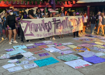 Familias de mujeres desaparecidas y asesinadas marchan con colectivos de feministas en Zihuatanejo; rompen puertas en el Ministerio Publico