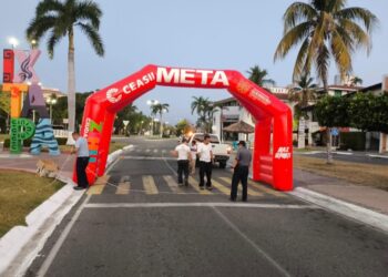 Maricarmen Cabrera entrega láminas a pobladores de Copalillo