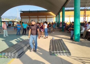 Maricarmen Cabrera entrega láminas en Joluta y Petatlán